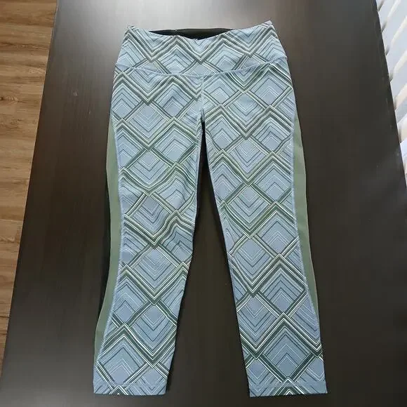 Victoria Sport VSX Knockout Capri Leggings M geometric color block activewear - Picture 3 of 12
